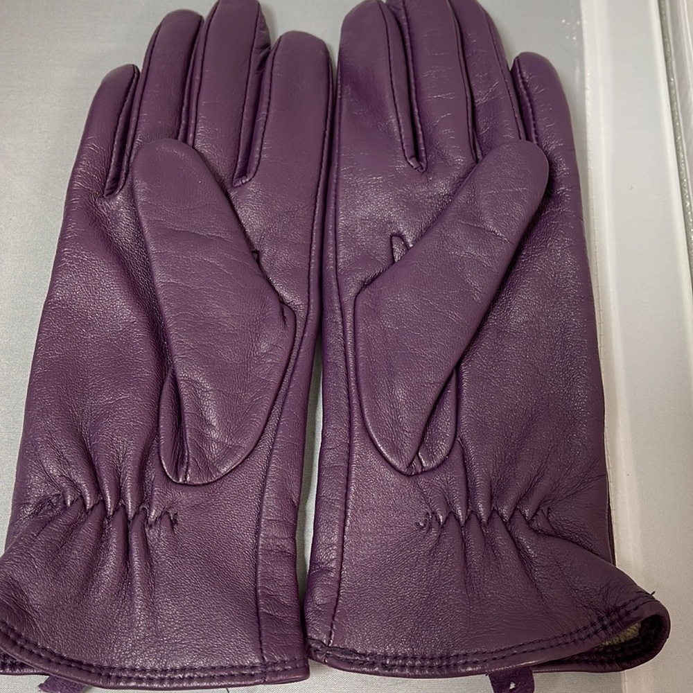 Gently worn Charter Club Soft Leather gloves in Purple Medium